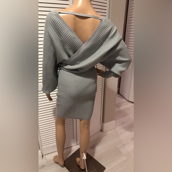 Love Tree NWOT. Sage textured deep V-neck front and back.Waist tie, size Medium. - Picture 3 of 12